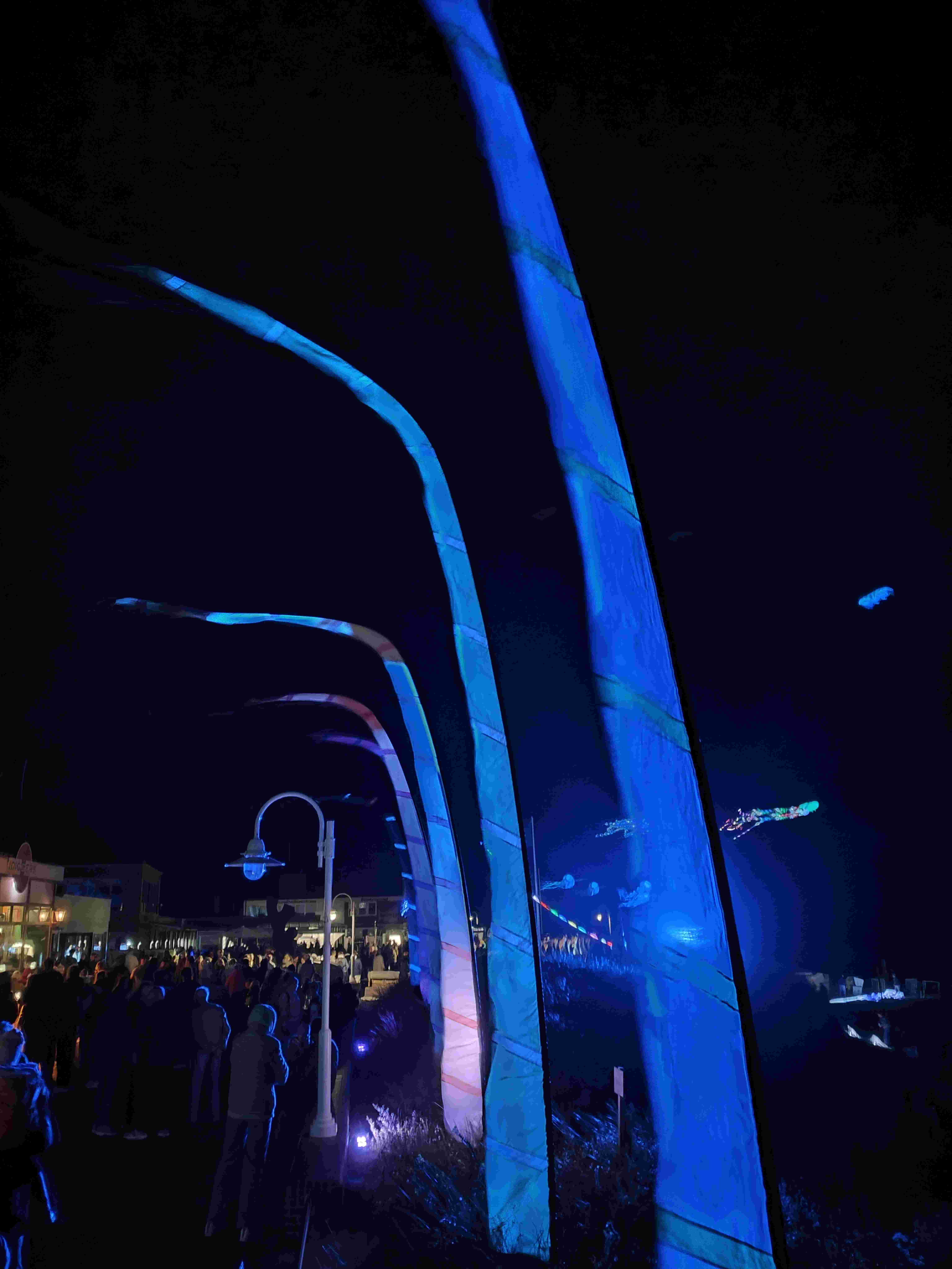 Banner blau beleuchtet Prommenade Nacht Wangeroge 2025