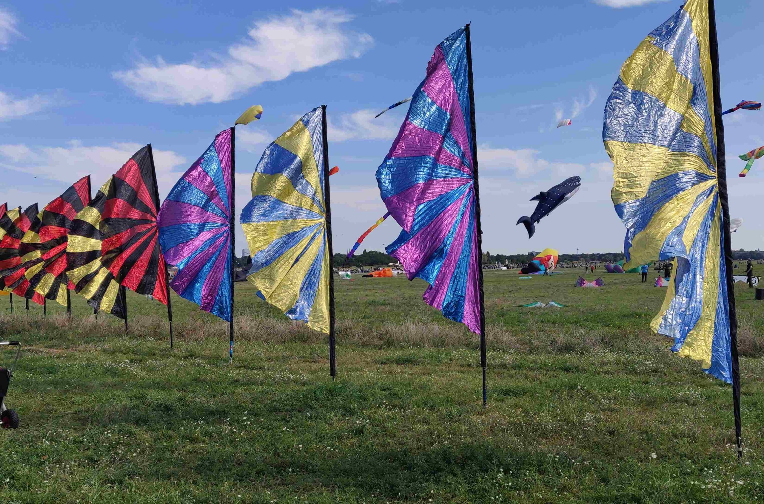 Halbrunde Banner gelb/blau blau/violett rot/schwarz